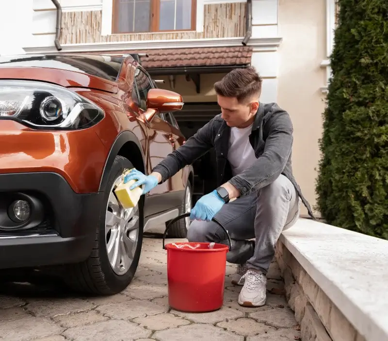 Lavage auto à domicile Saint-Simon-de-Pellouaille : professionnel intervenant sur un véhicule
